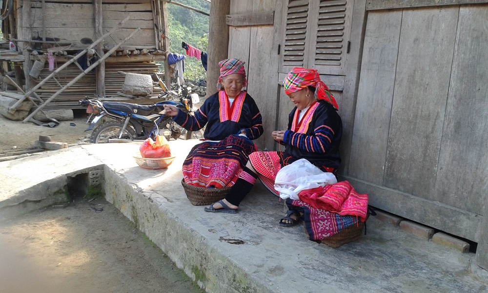 Phụ nữ Mông nâng tầm thổ cẩm Tà Là Cáo