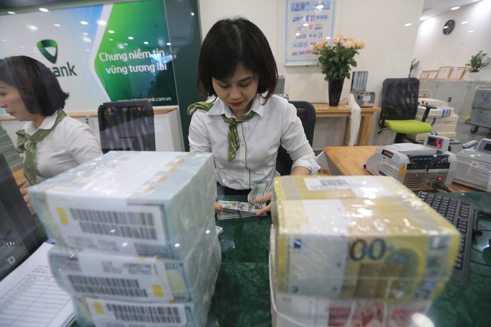 Vàng quay đầu tăng giá, đồng USD giảm nhẹ