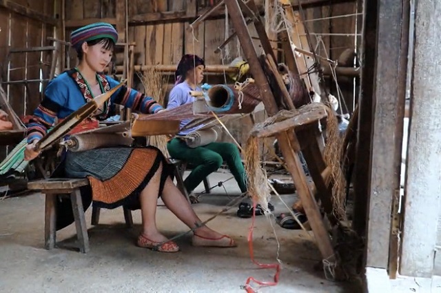Giữ gìn văn hóa truyền thống giúp phụ nữ Mông thoát nghèo
