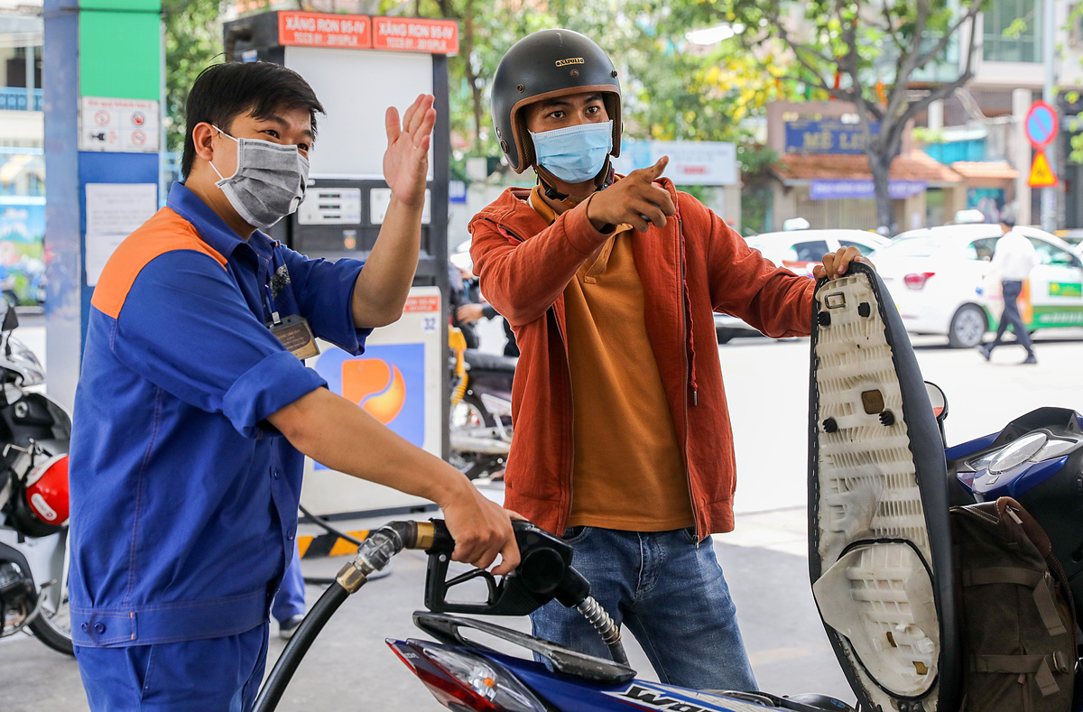 Giá xăng dầu tăng mạnh lần thứ 3 liên tiếp