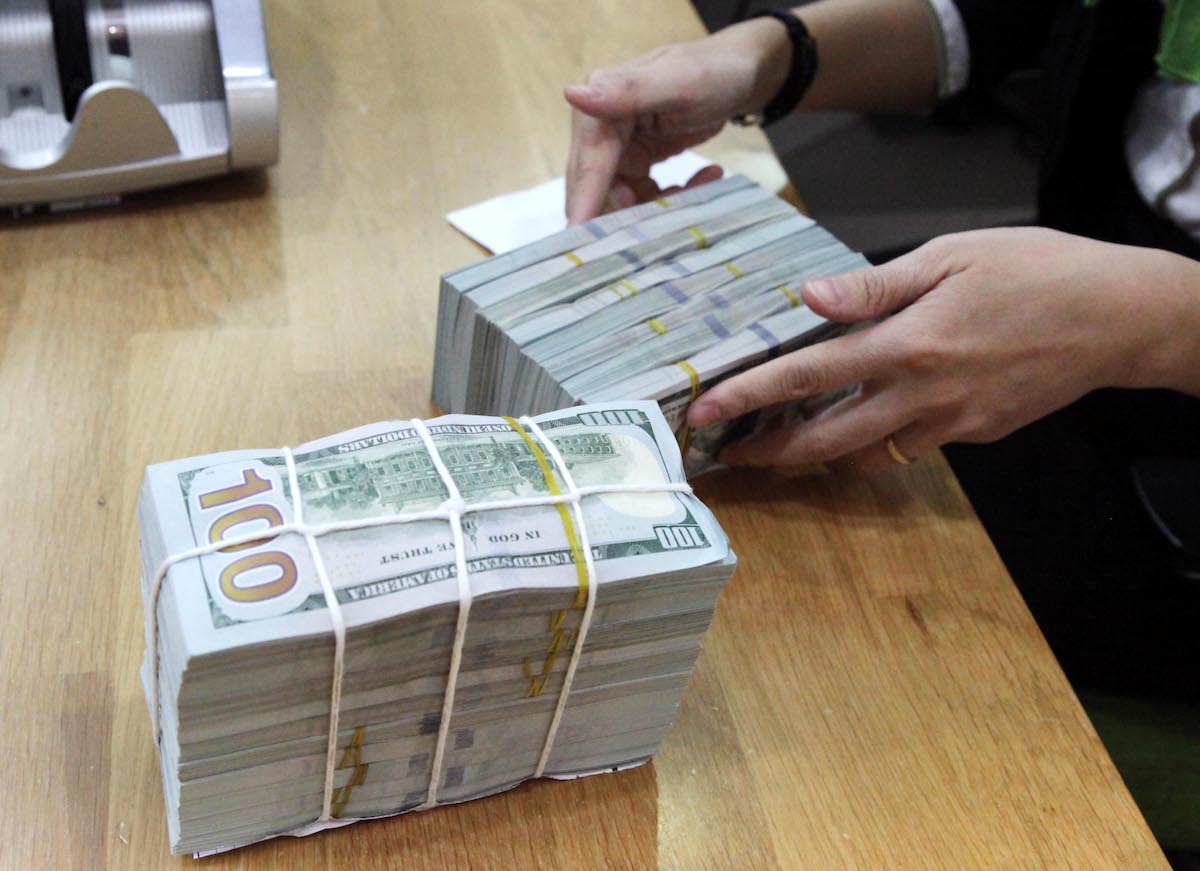 Giá vàng biến động trái chiều, đồng USD tăng nhẹ