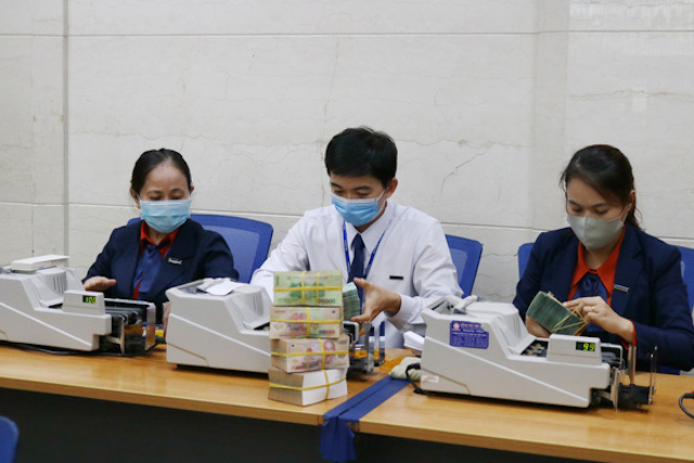 Ngân hàng dồn dập giảm lãi vay, doanh nghiệp vẫn băn khoăn