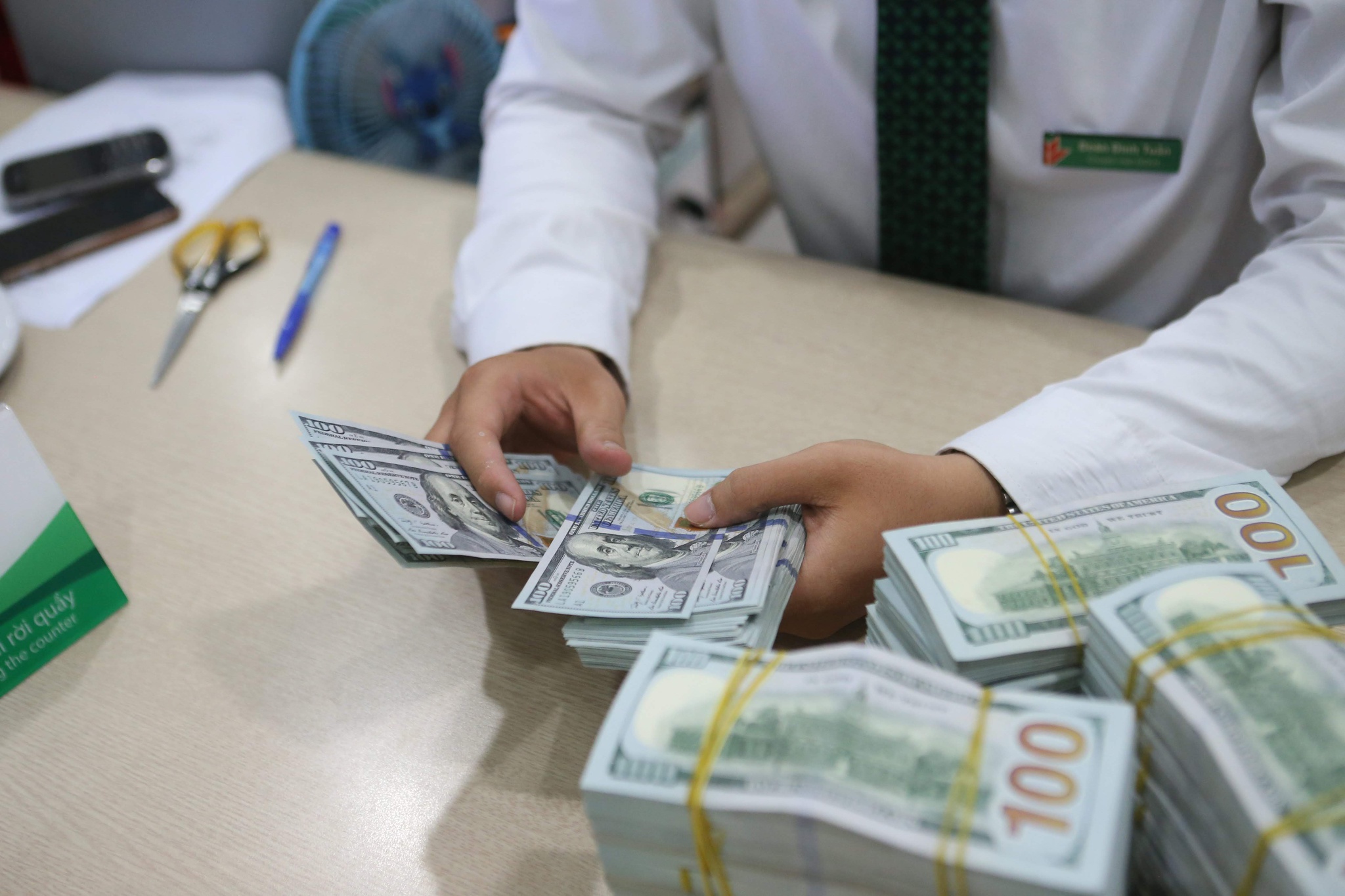 Đồng USD chững lại, vàng giảm giá