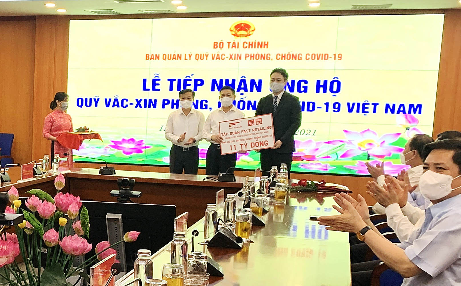 Tập đoàn Fast Retailing ủng hộ 11 tỷ đồng vào Quỹ vaccine phòng, chống COVID-19