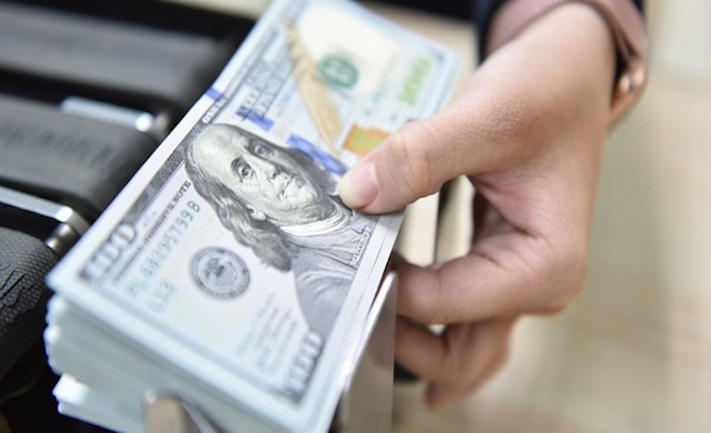 Vàng miếng SJC giảm giá, đồng USD chững lại