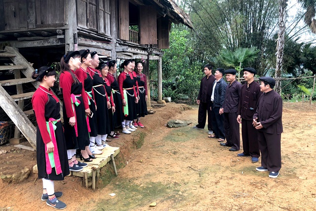 Điệu Sình ca ngân mãi cùng đội văn nghệ người Cao Lan
