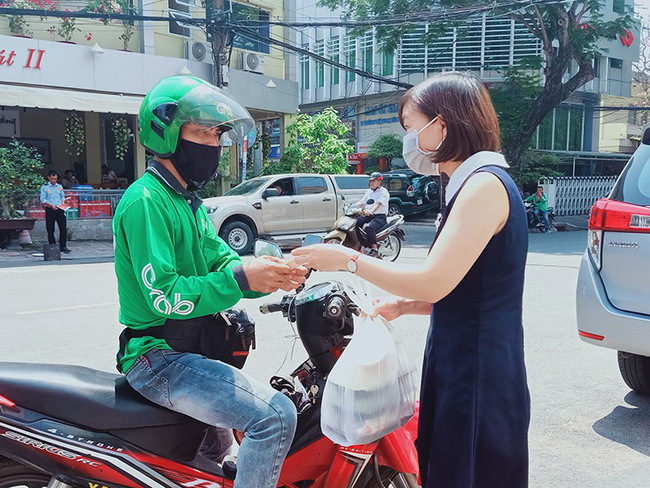 Gỡ 'nút thắt' logistics khi mua sắm online thời COVID-19