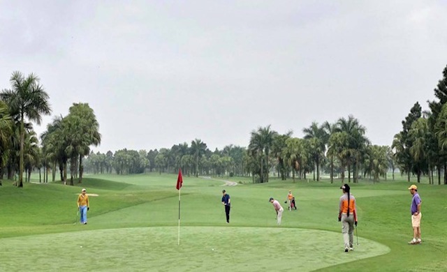 Đình chỉ Phó cục trưởng Cục Thuế đi đánh golf khi giãn cách xã hội