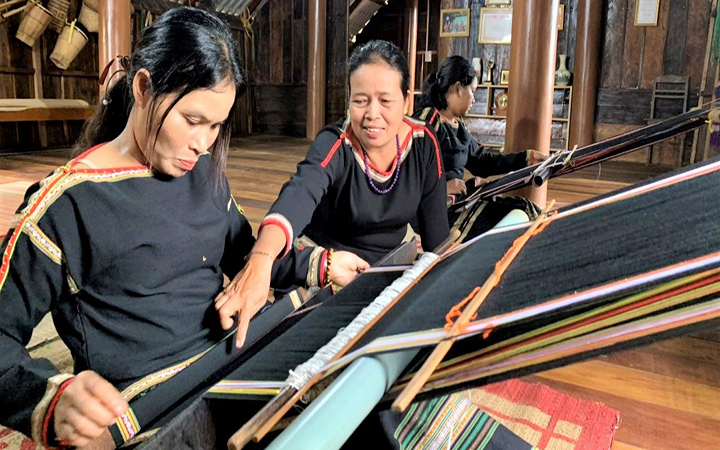 Hiệu quả hoạt động của HTX vùng đồng bào dân tộc ở Đắk Lắk (Bài 3): Người nặng lòng với nghề dệt thổ cẩm