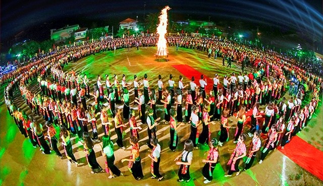 'Tiếp lửa' nghệ thuật xòe Thái ở Điện Biên