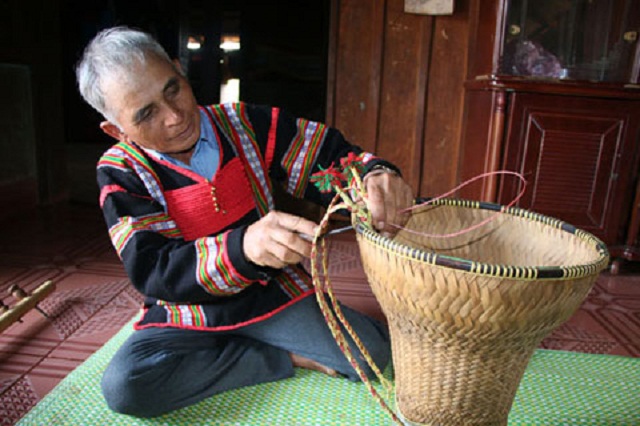 Những người Ê Đê đau đáu 'giữ lửa' nghề truyền thống