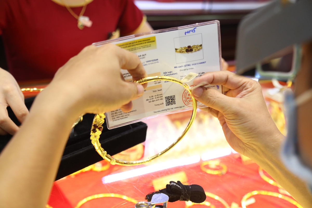 Giá vàng trong nước diễn biến trái chiều, đồng USD giảm nhẹ
