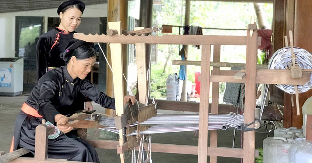 Lâm Bình: Phụ nữ Tày 'hồi sinh' làng nghề dệt thổ cẩm