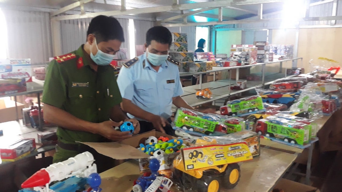 Triệt phá kho hàng lậu đồ chơi Trung thu 'khủng', sẽ mất 3 - 5 ngày để kiểm đếm