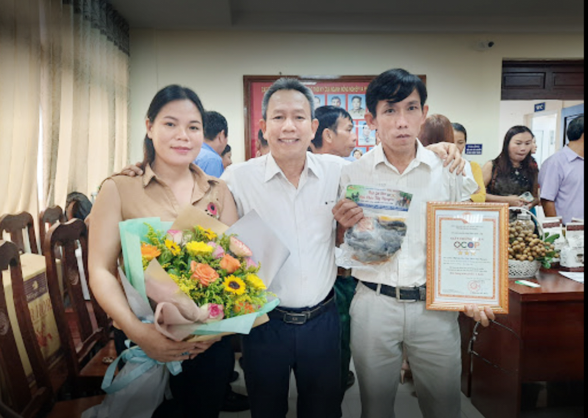 Nuôi gà H'mông thu tiền tỷ mỗi năm nhờ nguyên tắc 