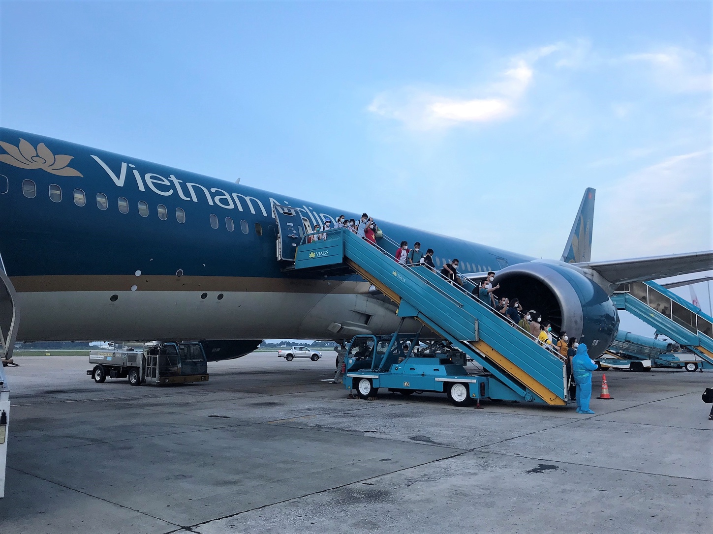 Vietnam Airlines hợp tác Traveloka vận chuyển 60 y bác sĩ hoàn thành nhiệm vụ