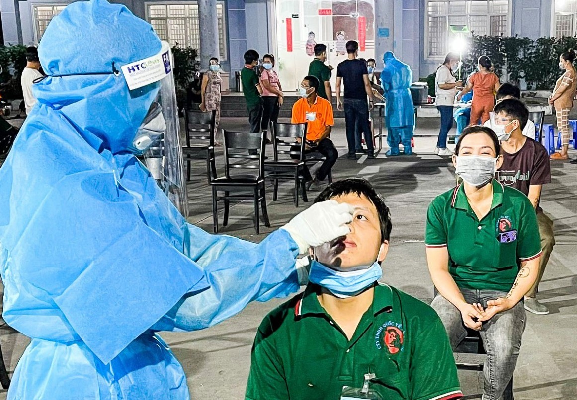 Làm gì để bình ổn giá kit test nhanh COVID-19?