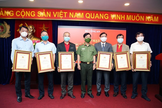 Tập đoàn Geleximco và ABBANK tặng tuyến đầu 4 xe cứu thương chuyên chở bệnh nhân Covid-19