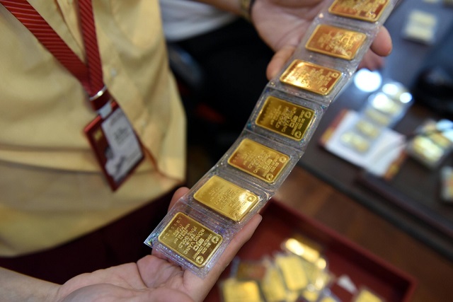 Giá vàng tăng ổn định, đồng USD giảm trong phiên đầu tuần