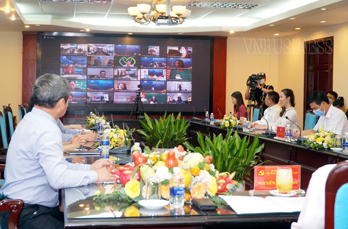 'Cầu nối' cho trái cây của hợp tác xã đi Tây