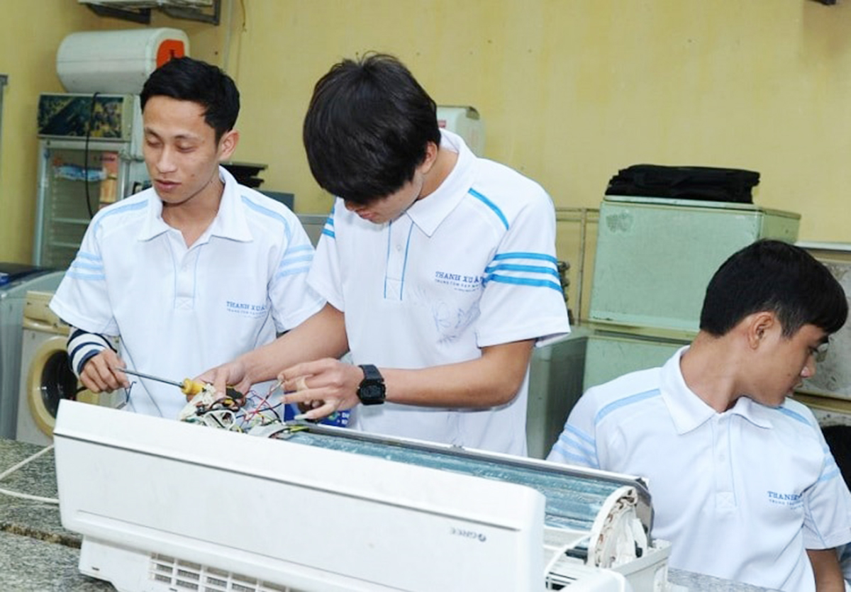 Học nghề điện lạnh dễ có việc làm thu nhập cao