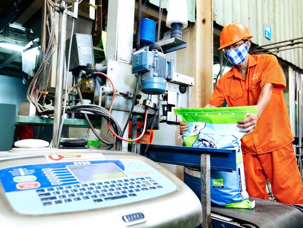 Nhiều 'ông lớn' đầu tư, nông dân Việt vẫn phải mua thức ăn chăn nuôi giá đắt