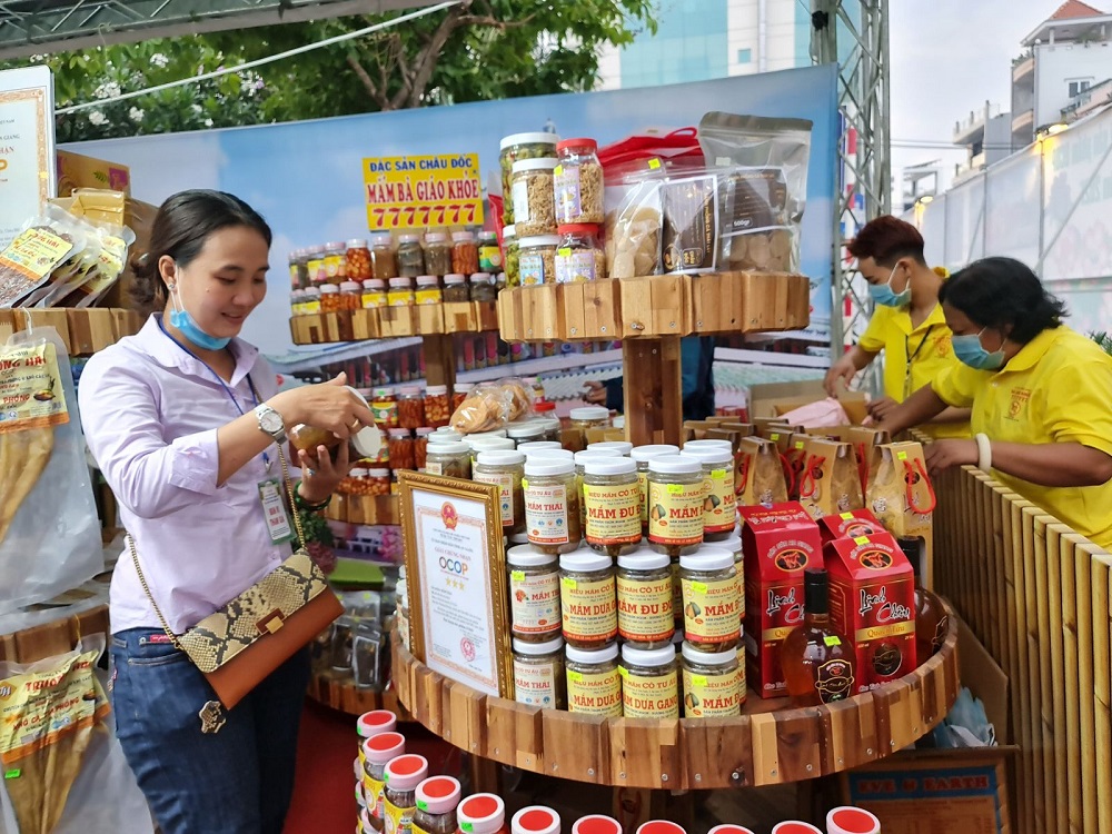 'Khoác áo mới' cho sản phẩm OCOP của HTX