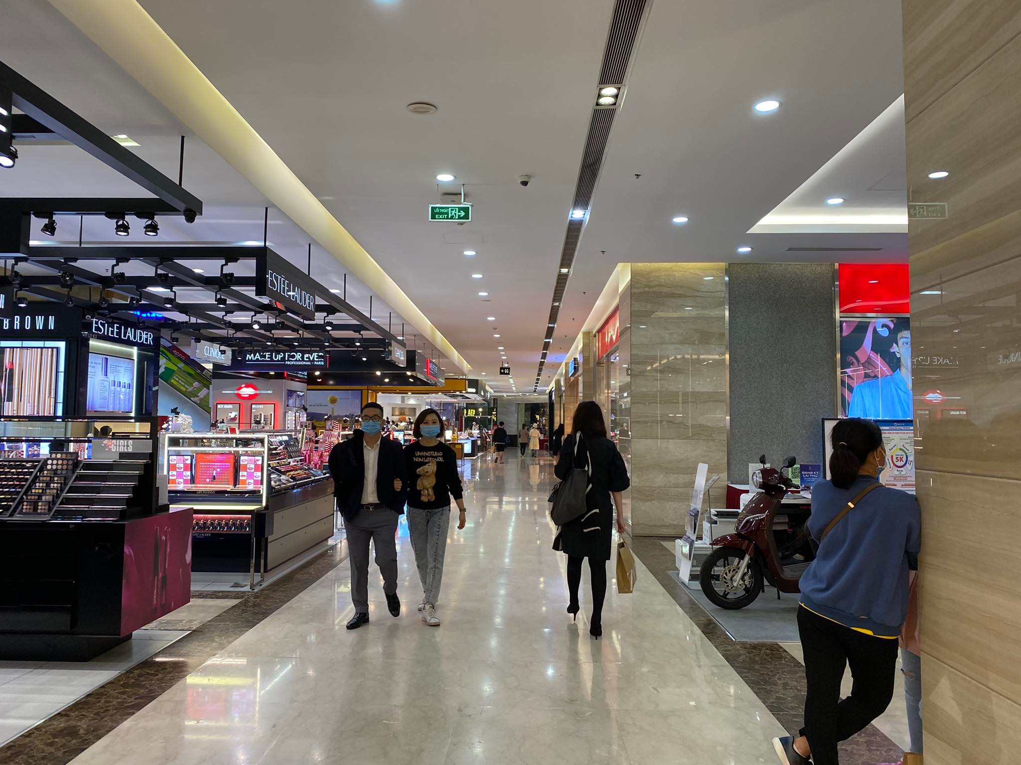 Nghịch lý trung tâm thương mại lấp đầy, nhà phố vắng hoe