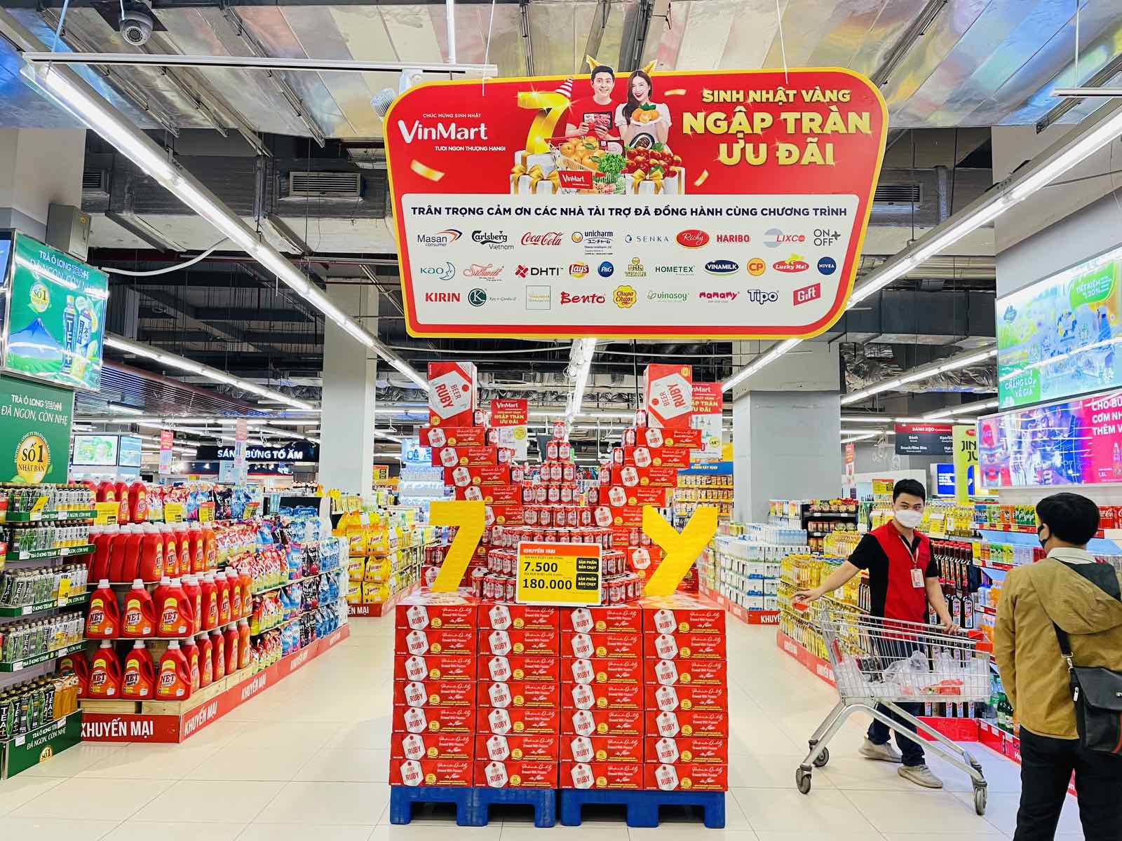 Sức mua phục hồi mạnh mẽ, nhà bán lẻ “tung” ưu đãi lớn nhân dịp sinh nhật 7 tuổi