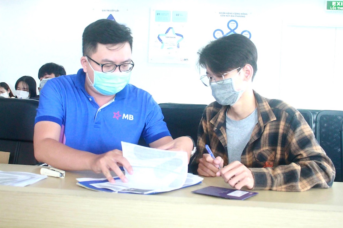 Trẻ từ 15 tuổi được sử dụng thẻ tín dụng: Lợi bất cập hại