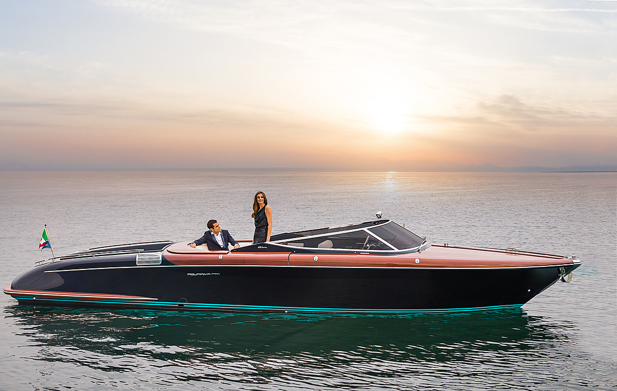 LuxYacht bàn giao du thuyền hạng sang Riva Aquariva Super đầu tiên tại thị trường Đông Nam Á cho Nova Cruises