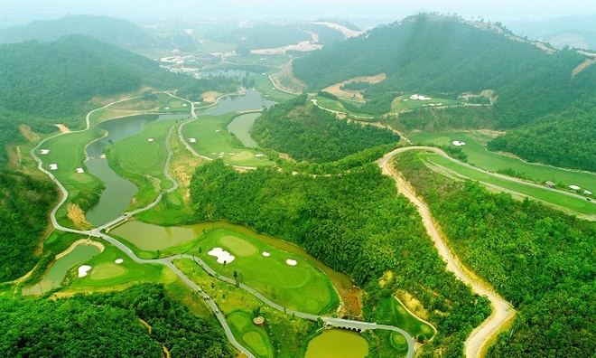 <p class="Normal">
Tọa lạc tại vị trí đắc địa gần quốc lộ 6 và là điểm nối giữa đường cao tốc Hà Nội – Hòa Bình, Hilltop Valley Golf Club là một sản phẩm tâm huyết của Tập đoàn Geleximco, được đánh giá là một trong những sân golf có địa hình khó và đẹp nhất Việt Nam.</p>