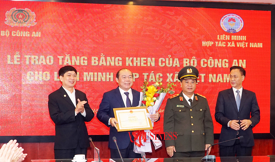 Liên minh Hợp tác xã Việt Nam nhận bằng khen của Bộ công an