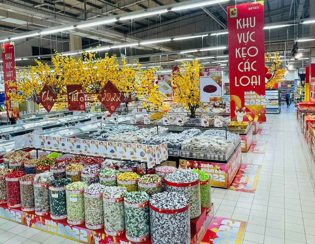 Lo dịch bùng phát, người dân sắm Tết sớm