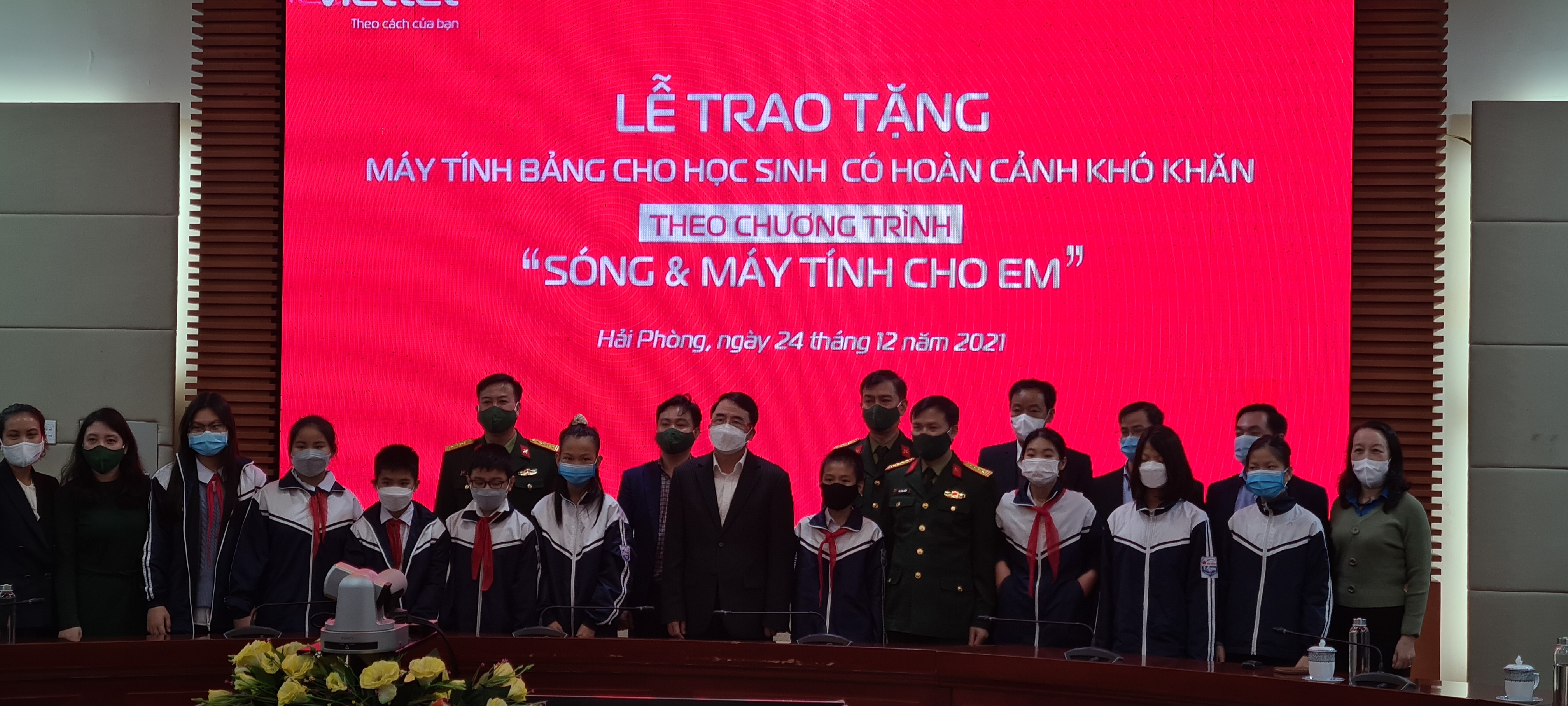 Viettel trao tặng 2.819 máy tính bảng cho học sinh nghèo ở Hải Phòng