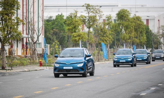 <p>
Sáng 25/12, VinFast đã chính thức tổ chức lễ bàn giao lô xe ô tô điện VF e34 đầu tiên tại Tổ hợp nhà máy sản xuất VinFast (Hải Phòng). Ngay từ sớm, chủ nhân của những chiếc ô tô điện Made in Vietnam đã có mặt tại khu vực nhà máy, hồi hộp mong chờ thời khắc đặc biệt.</p>