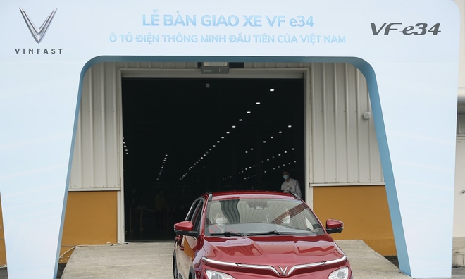 <p>
Khoảnh khắc đáng nhớ khi những chiếc xe điện thông minh Made in Vietnam đầu tiên do chính tay khách hàng cầm lái chạm bánh xuống mặt đường. Trải nghiệm thực tế VF e34 khiến những vị khách cảm thấy phấn khích với khả năng vận hành êm ái, tăng tốc "không độ trễ" - điều hoàn toàn khác biệt so với những chiếc xe sử dụng động cơ đốt trong truyền thống.</p>