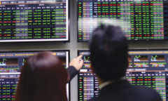 Thị trường chứng khoán ‘thăng hoa’, nhà đầu tư cá nhân ồ ạt mở tài khoản