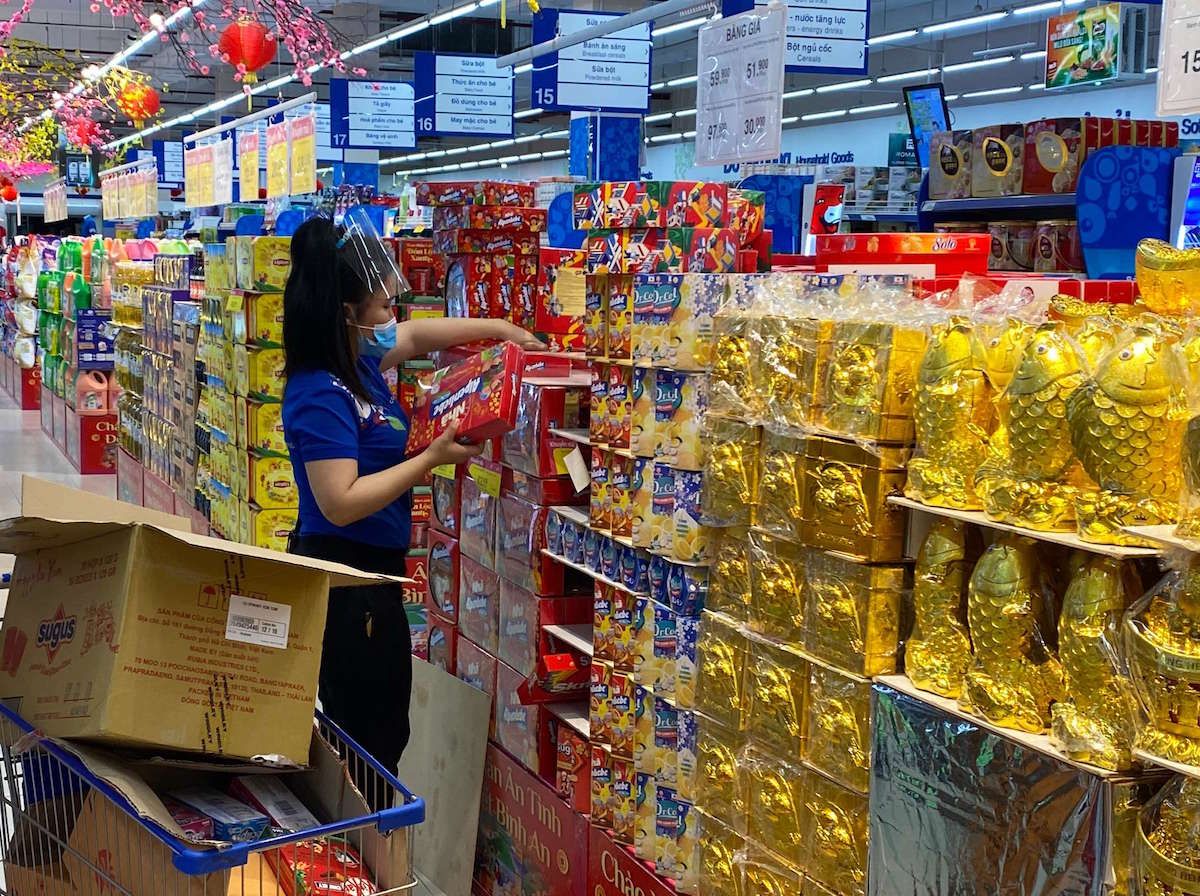 Cuộc đua 'chốt đơn' giữa hàng nội với hàng ngoại trong mùa Tết