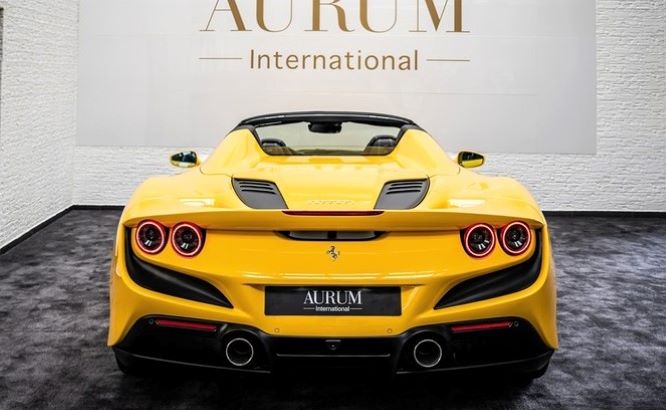 Long lanh Ferrari F8 Spider giá hơn 1 triệu USD