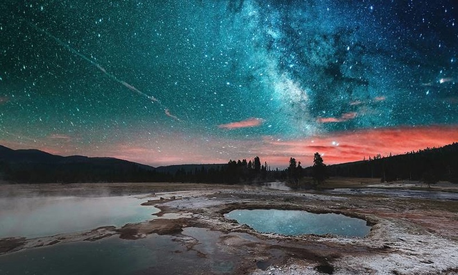 <p>
Mazin Alhassan từ Ả Rập Xê Út với bức ảnh bầu trời đầy sao trên phong cảnh đá.</p>