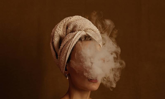 <p>
Bức chân dung tự họa của nhiếp ảnh gia Hy Lạp Foteini Zaglara, cho thấy cô đang phả một chùm khói vào máy ảnh. </p>