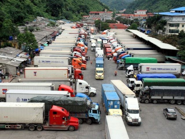 Xe hàng về các cửa khẩu Lạng Sơn gấp 2 - 3 lần năng lực thông quan thực tế