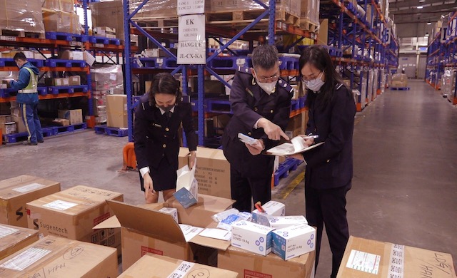 Bắt giữ hơn 85.000 test nhanh Covid-19 nhập lậu từ Hàn Quốc về Nội Bài