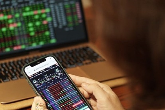 VN-Index giảm hơn 3 điểm nhưng vẫn trụ vững trên mốc 1.500 điểm