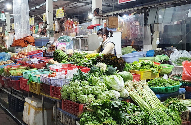 Rau xanh, thực phẩm đua 'đội giá' người tiêu dùng cắt giảm chi tiêu