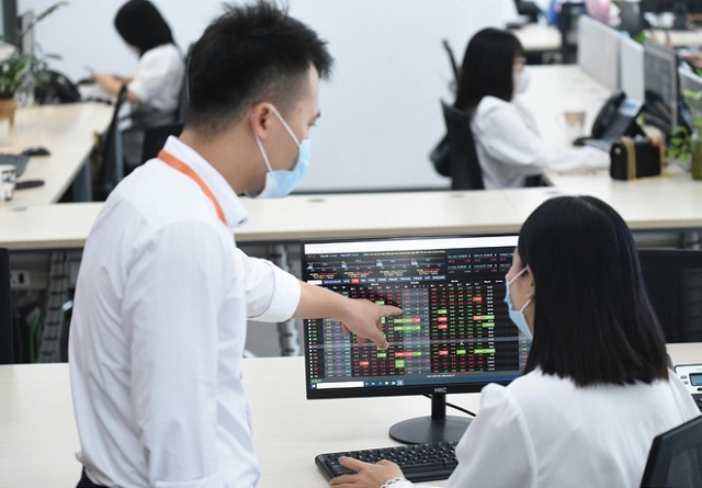 Tâm lý nhà đầu tư ổn định, VN-Index tăng hơn 4 điểm