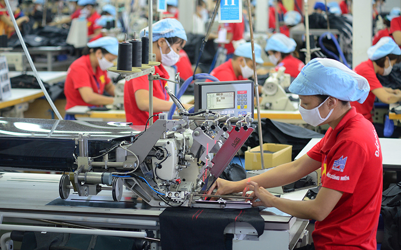 Nhập siêu trở lại, giá xăng dầu 'leo thang' đẩy CPI tăng 1,68%