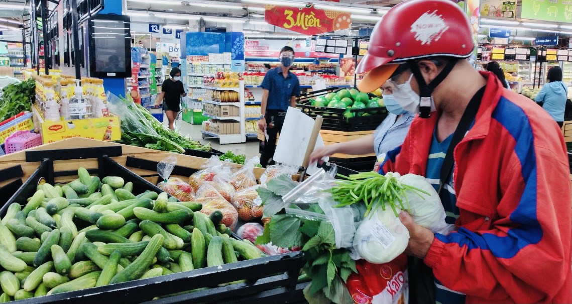 Đối phó với 'cơn bão' giá ra sao?