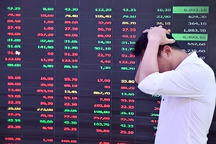 Lực bán dâng cao, toàn thị trường chìm trong sắc đỏ, VN-Index mất gần 13 điểm